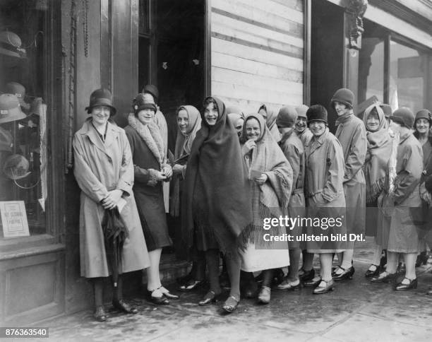 Great Britain, cotton crisis, strike of the workers of the cotton-spinning mills in Lancashire, female workers in the streets, August 1929, published...