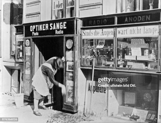 Reinigung der Schaukästen eines Optikergeschäftes. - 1930