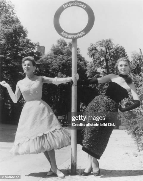 Modeschöpfer, D - zwei Cocktailkleider, rechts das Modell ' Rififi' aus schwarzem Organza mit Samt von Oestergaard - Juni 1956