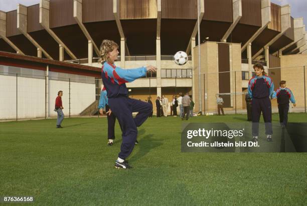 Fußball, letztes Länderspiel der DDR-Auswahl in Brüssel: Belgien 2 - DDR-Auswahlspieler bei einer spielerischen Trainingseinheit vor dem Brüsseler...