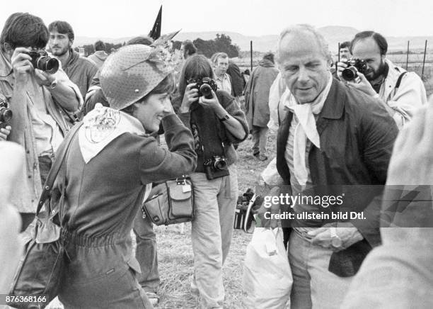 Peace movement, prominent politicians during blockade of military base, Petra Kelly and her partner Gert Bastian
