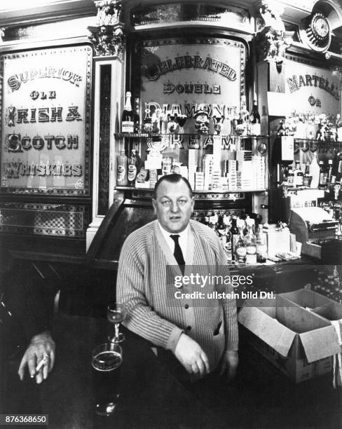 British Innkeeper 599 Innkeeper Stock Photos, High-Res Pictures, and Images - Getty Images