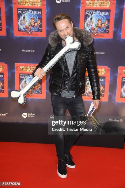 Nico Schwanz attends the premiere of the children's show 'Spiel mit der Zeit' at Friedrichstadtpalast on November 19, 2017 in Berlin, Germany.