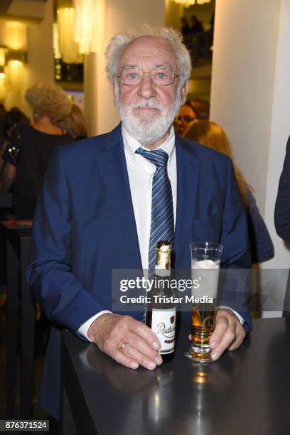 Dieter Hallervorden attends the premiere of the children's show 'Spiel mit der Zeit' at Friedrichstadtpalast on November 19, 2017 in Berlin, Germany.