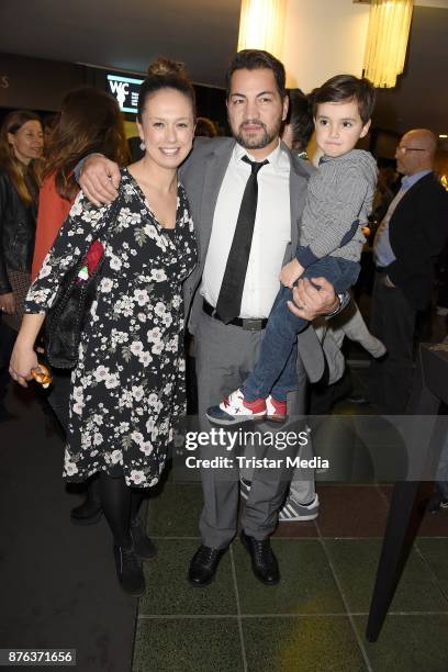 Buelent Sharif mit Ehefrau Emy und Sohn Timucin Khan attends the premiere of the children's show 'Spiel mit der Zeit' at Friedrichstadtpalast on...