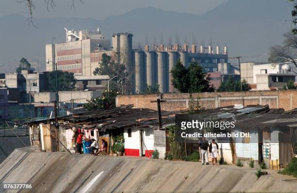 MEXICO - INDUSTRIAL SLUMS OF MEXICO CITY. CDREF00601