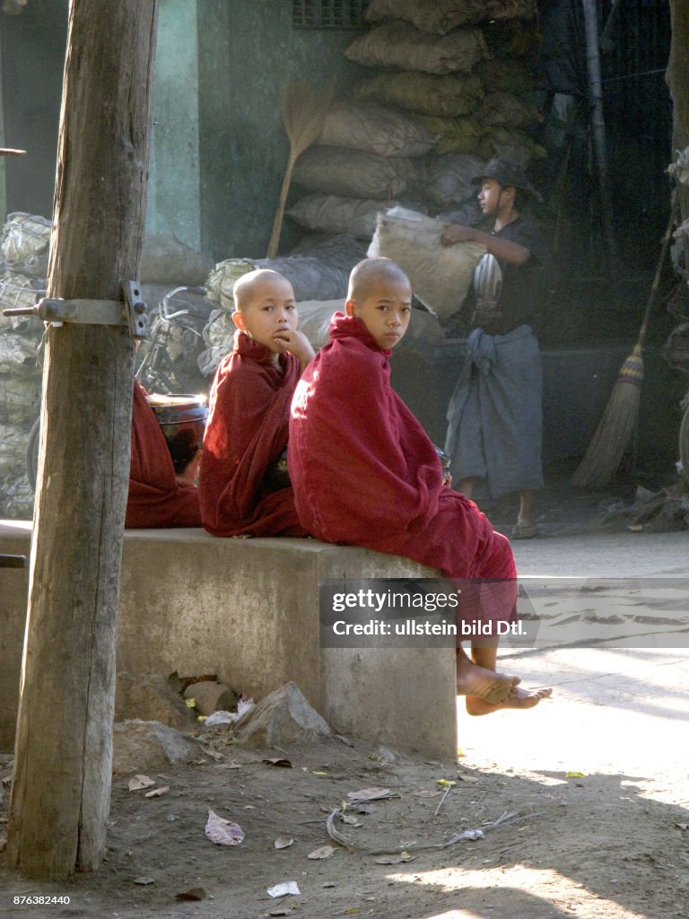 MYANMAR (BURMA), YOUNG BUDDHIST NOVICE MONKS IN MANDALAY; CDREF00721