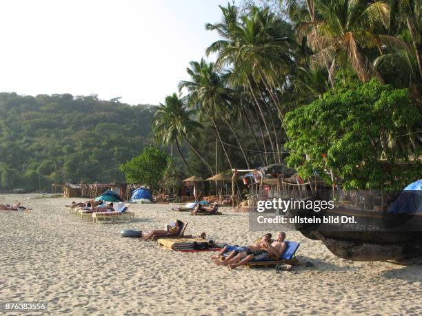 Western tourists sunbathing in the beach at Palolem, Goa. Photo © Julio Etchart CDREF00519.