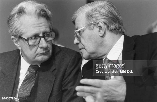 Die SPD-Politiker Hans-Jochen Vogel und Helmut Schmidt. Aufgenommen um 1983.