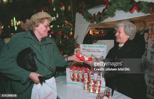 Herzog, Christiane *-+ Gattin von Bundespraesident Roman Herzog - verkauft auf dem Weihnachtsmarkt in Bonn Weihnachtsmaenner aus Schokolade; der...