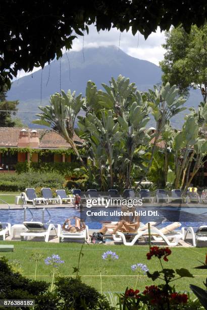 Western tourists by the swimming pool of a luxury hotel in the colonial city of Antigua Photo Julio Etchart CDREF00682