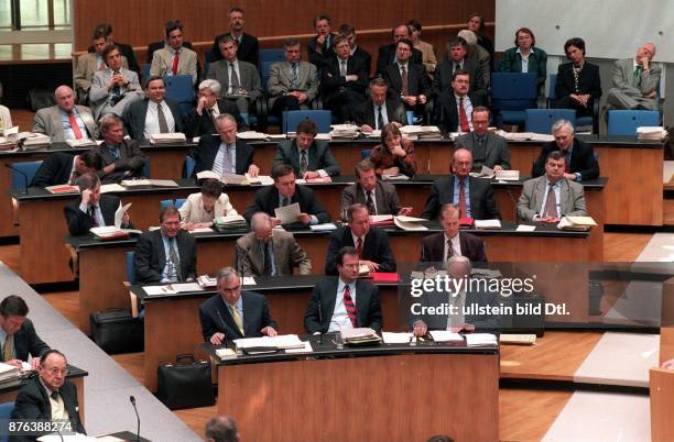 Bundestagsdebatte am 23.4.1998: Hauptthema ist der Start des Euro in elf EU-Mitgliedsländern Blick auf die voll besetzte Regierungsbank während der...