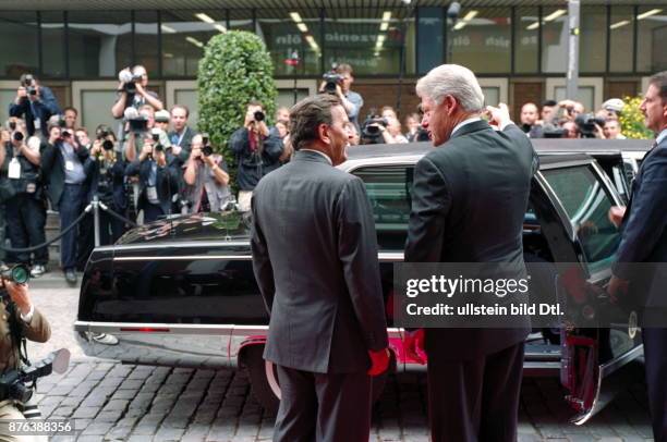 Gipfeltreffen in Köln : Szene am Rande mit Bill Clinton, Präsident der USA, und Bundeskanzler Gerhard Schröder