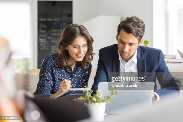 business people working together at coffee shop - 2 men woman imagens e fotografias de stock