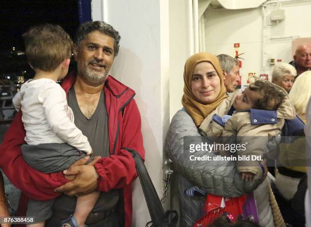 Flüchtlingsfamilie aus dem Irak mit 2 Kindern betritt die Fähre von Kalymnos nach Athen, chaotische Zustände bei dem Betreten der Fähre um nach Athen...