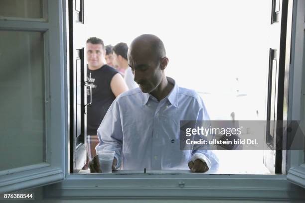 Männlicher Flüchtling, wartet auf sein Essen