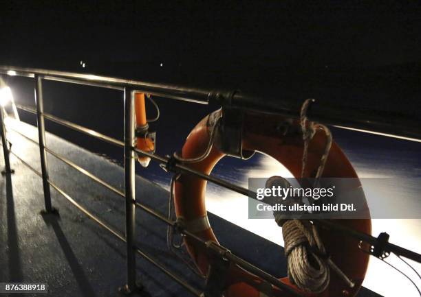 Rettungsring auf einer fahrenden Fähre im Mittelmeer. Nachtaufnahme.