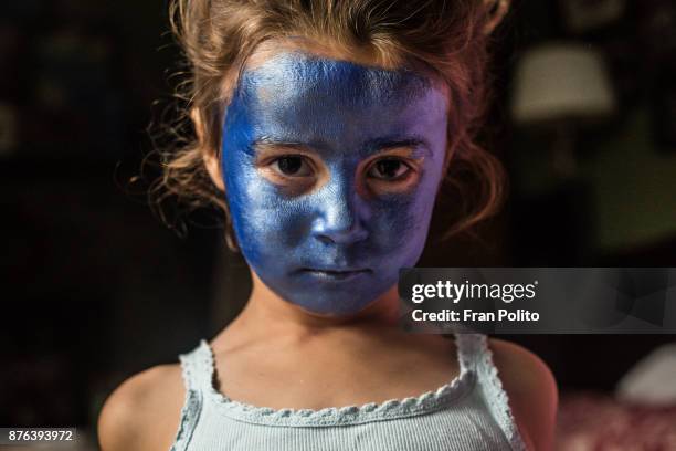 young girl wearing blue face mask. - body paint 個照片及圖片檔