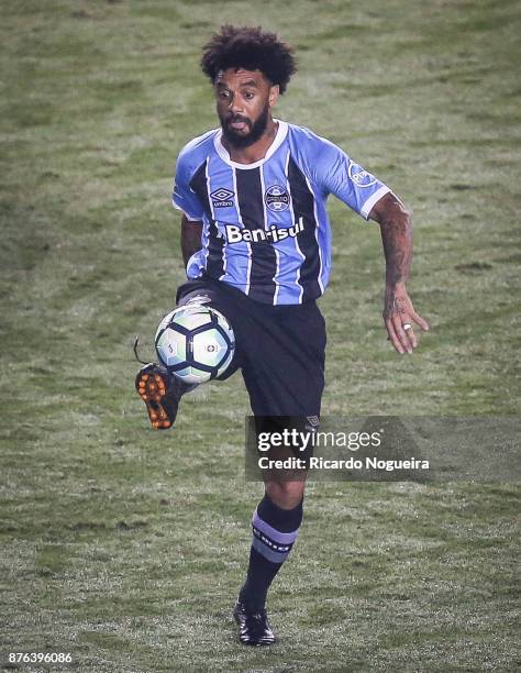 Cristian of Gremio in action during the match between Santos and Gremio as a part of Campeonato Brasileiro 2017 at Vila Belmiro Stadium on November...