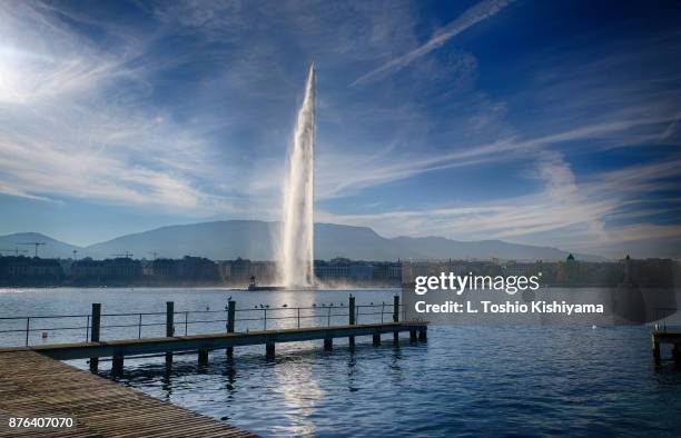 jet d'eau on lake geneva in switzerland - genf - fotografias e filmes do acervo