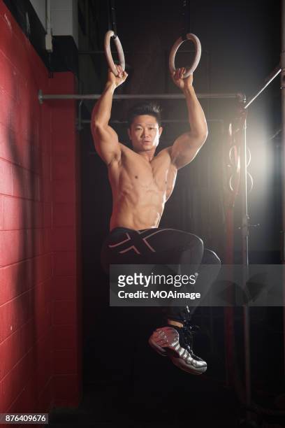 portrait of a bodybuilder - belly ring photos et images de collection