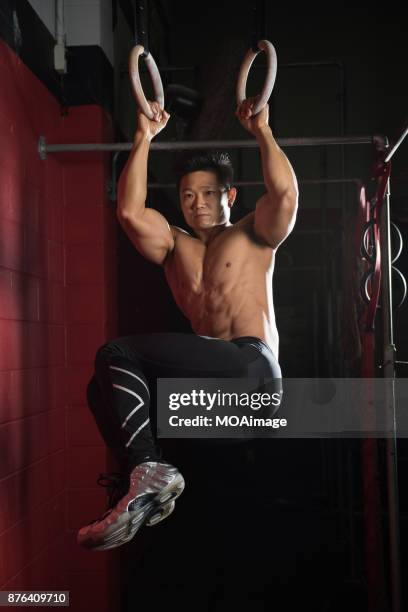 portrait of a bodybuilder - belly ring photos et images de collection