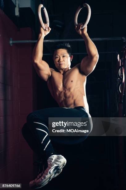 portrait of a bodybuilder - belly ring photos et images de collection