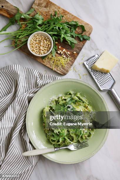 home made tagliatelle with basil and rocket pesto - rucola stock-fotos und bilder