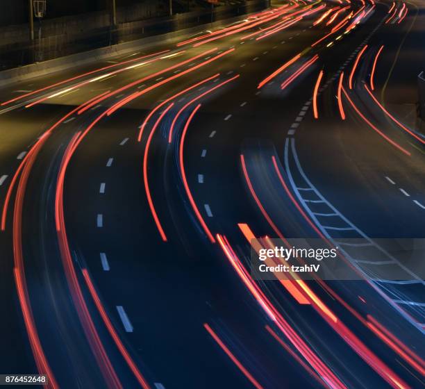 eine autobahn in der nacht, langzeitbelichtung - straßenmarkierung stock-fotos und bilder