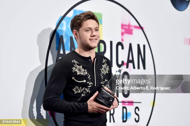 Niall Horan poses in the press room during the 2017 American Music Awards at Microsoft Theater on November 19, 2017 in Los Angeles, California.