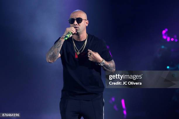Wizin Rapper 6,887 Wisin Photos & High Res Pictures - Getty Images