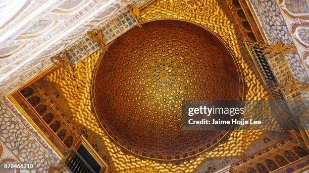 spanish cities - seville - koninklijk paleis van sevilla stockfoto's en -beelden