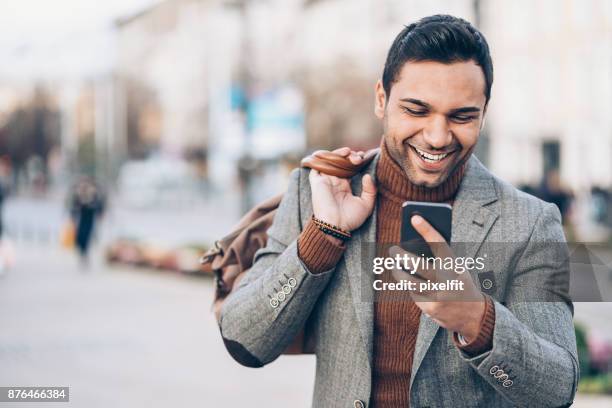 hombre con el bolso y el teléfono inteligente - business smartphone happy spring fotografías e imágenes de stock