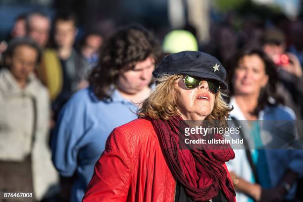 Deutschland Germany Berlin Montagsdemonstration auf dem Potsdamer Platz, Demonstrantin mit Mütze und Sonnenbrille
