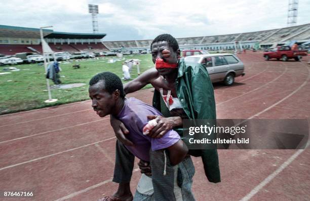 Verletzter nach einem Granatangriff auf das mit Flüchtlingen besetzte Sportstadion von Kigali