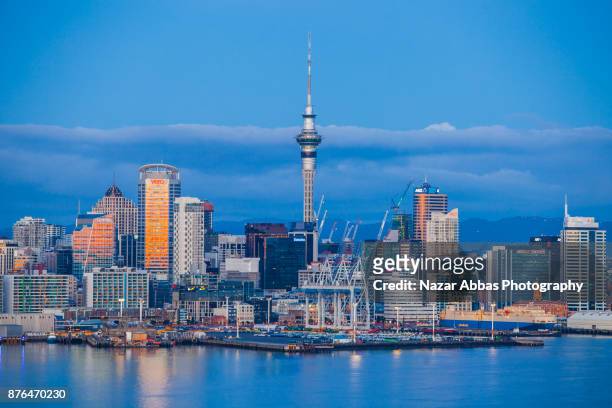 auckland skyline at dusk. - waitemata harbor stock pictures, royalty-free photos & images