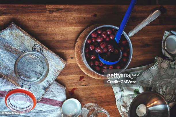 vorbereitung von hausgemachtes kirschkompott und canning in gläsern - kompott stock-fotos und bilder
