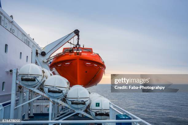 lifeboat - barco salvavidas fotografías e imágenes de stock