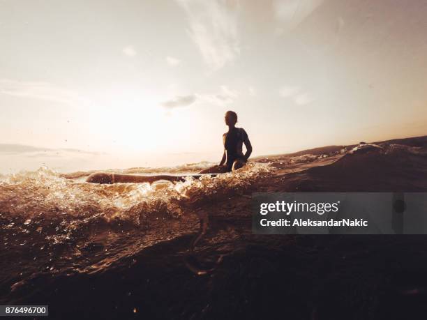 Sagoma di una ragazza surfista