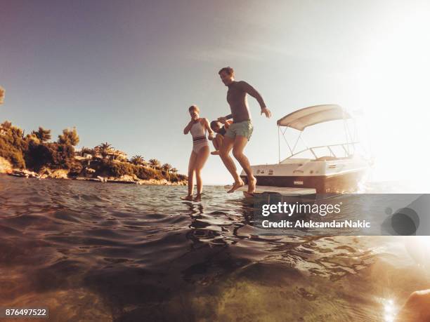 eau en sautant avec ma famille - motor boat photos et images de collection