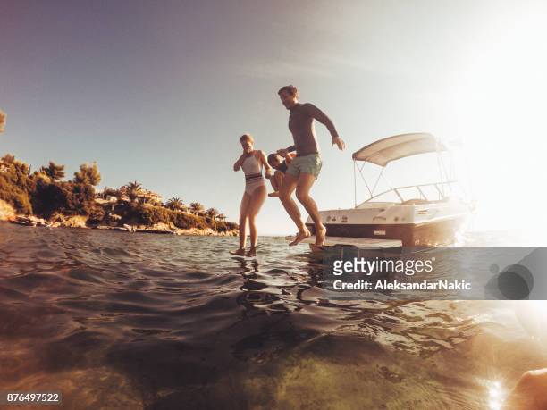 salto d'acqua con la mia famiglia - mezzo di trasporto marittimo foto e immagini stock