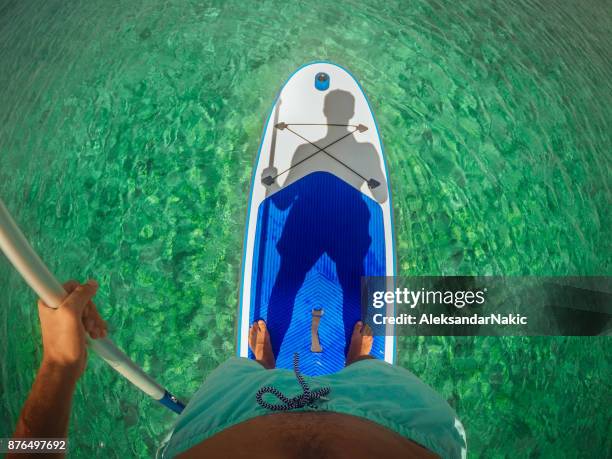 selfie on a paddle board - paddle board men imagens e fotografias de stock