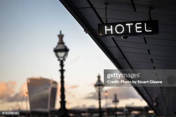 illuminated hotel sign - entrance sign fotografías e imágenes de stock