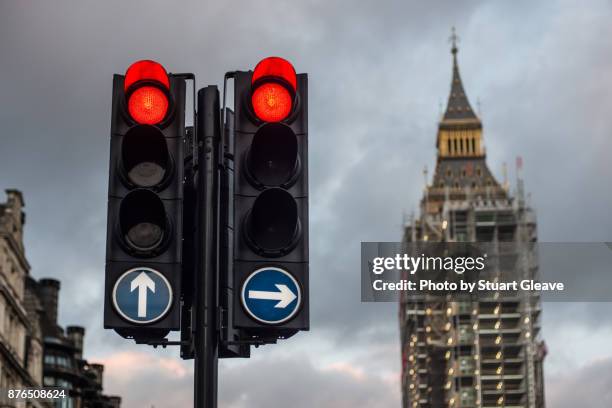 red traffic lights at big ben during restoration - feu rouge feu de signalisation pour véhicules photos et images de collection