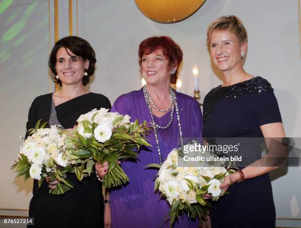 Die Preisträgerinnen Sophie Boissard, Vorstandsvorsitzende von Korian , Unternehmerin Susanne Klatten, Filmproduzentin Regina Ziegler vl nach der...