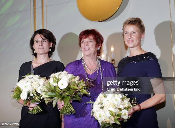 Die Preisträgerinnen Sophie Boissard, Vorstandsvorsitzende von Korian , Unternehmerin Susanne Klatten, Filmproduzentin Regina Ziegler vl nach der...