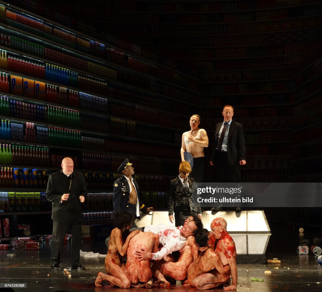 Die Schauspieler Roland Renner (Abgeordneter Blangis Hemd hellblau), Helmut Zhuber (Richter Ducret Krawatte blau Transe), Enrico Spohn (Bankier Curval Haare lang), Hannes Fischer (Bischof Glatze), Ismael Ivo (Offizier Georg, dunkelhäutig), Inka Löwendorf