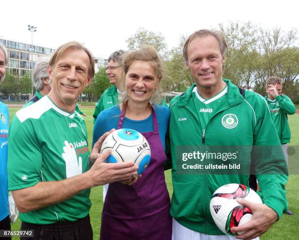 Fussballtrainer Christoph Daum, Köchin Sarah Wiener, ARD Fußball Experte Gerhard Delling vl aufgenommen beim Benefiz Fussballspiel FC Bundestag vs FC...