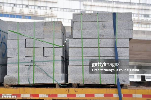 building materials marble stone stacked on truck - stackable photos et images de collection