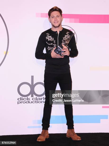 Singer Niall Horan poses in the press room at the 2017 American Music Awards at Microsoft Theater on November 19, 2017 in Los Angeles, California.